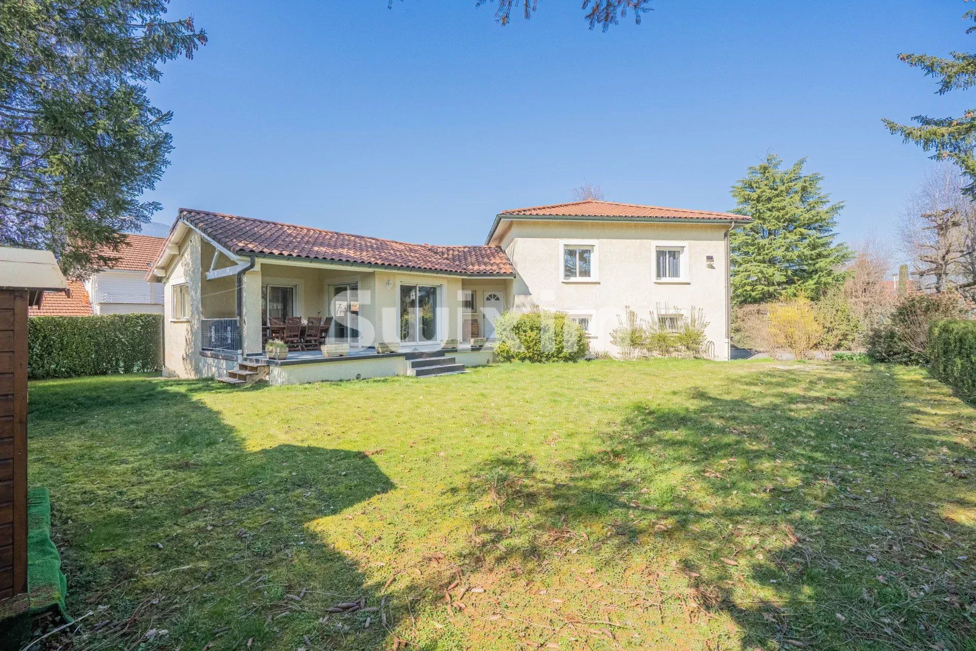 Sale House Saint-Genis-Pouilly 9&nbsp;Rooms 232&nbsp;m²