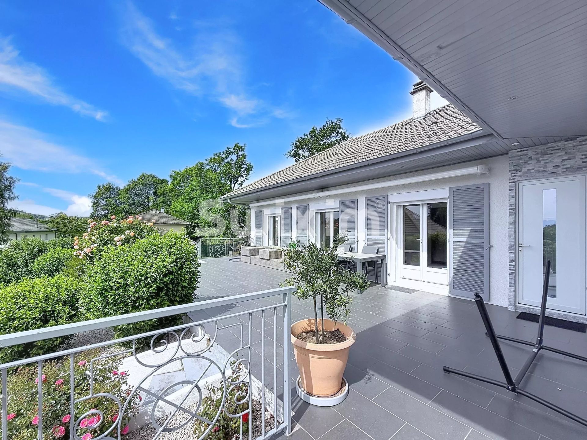 house 8 Rooms for sale on Divonne-les-Bains (01220)