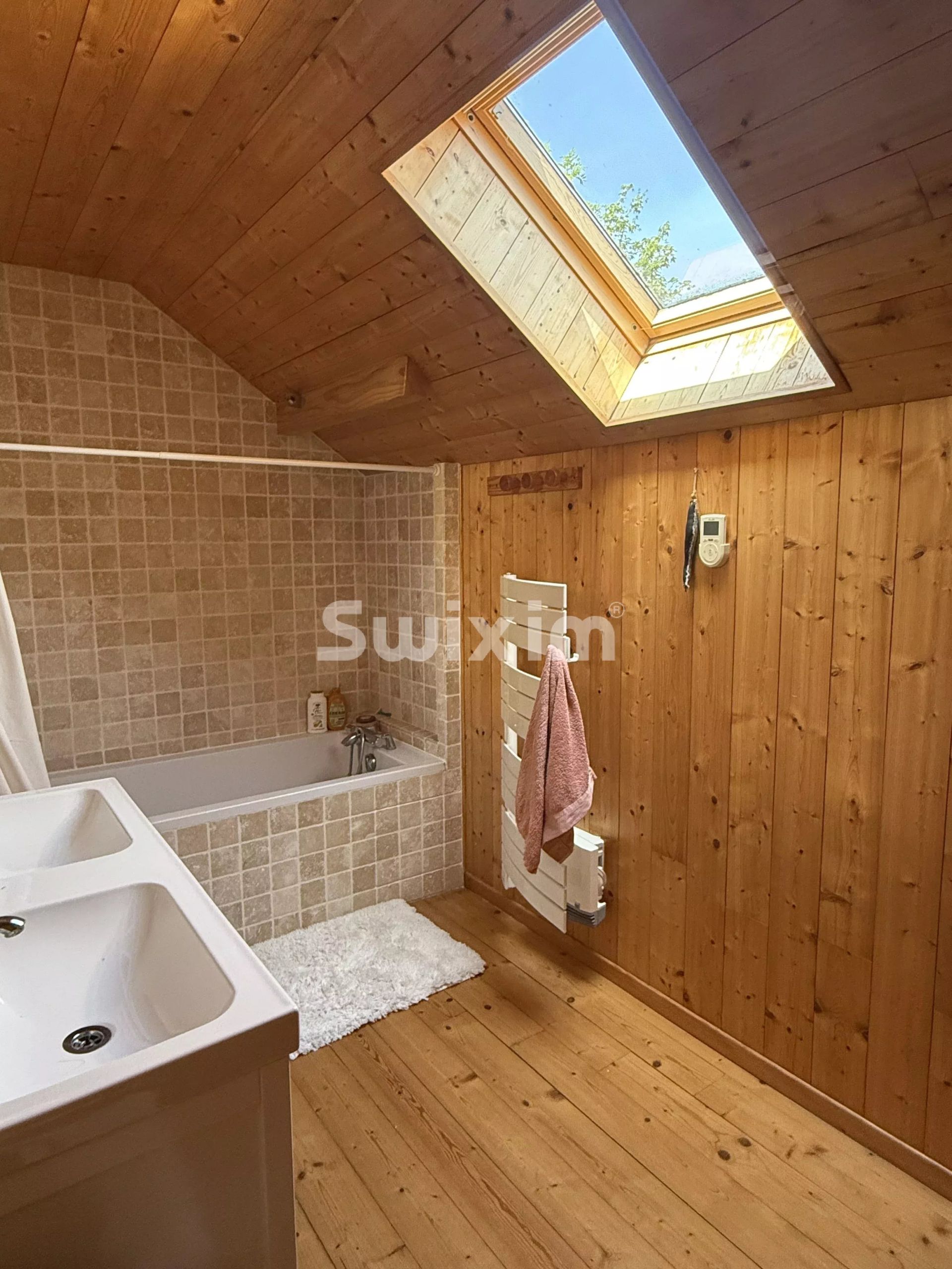 house 6 Rooms for sale on Grilly (01220)