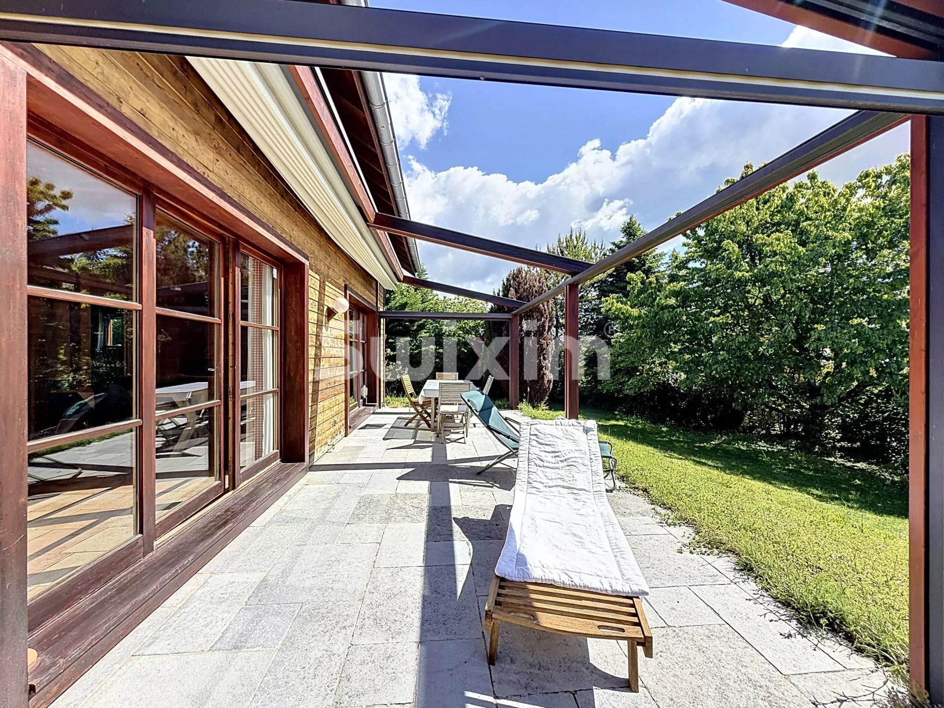 house 6 Rooms for sale on Grilly (01220)