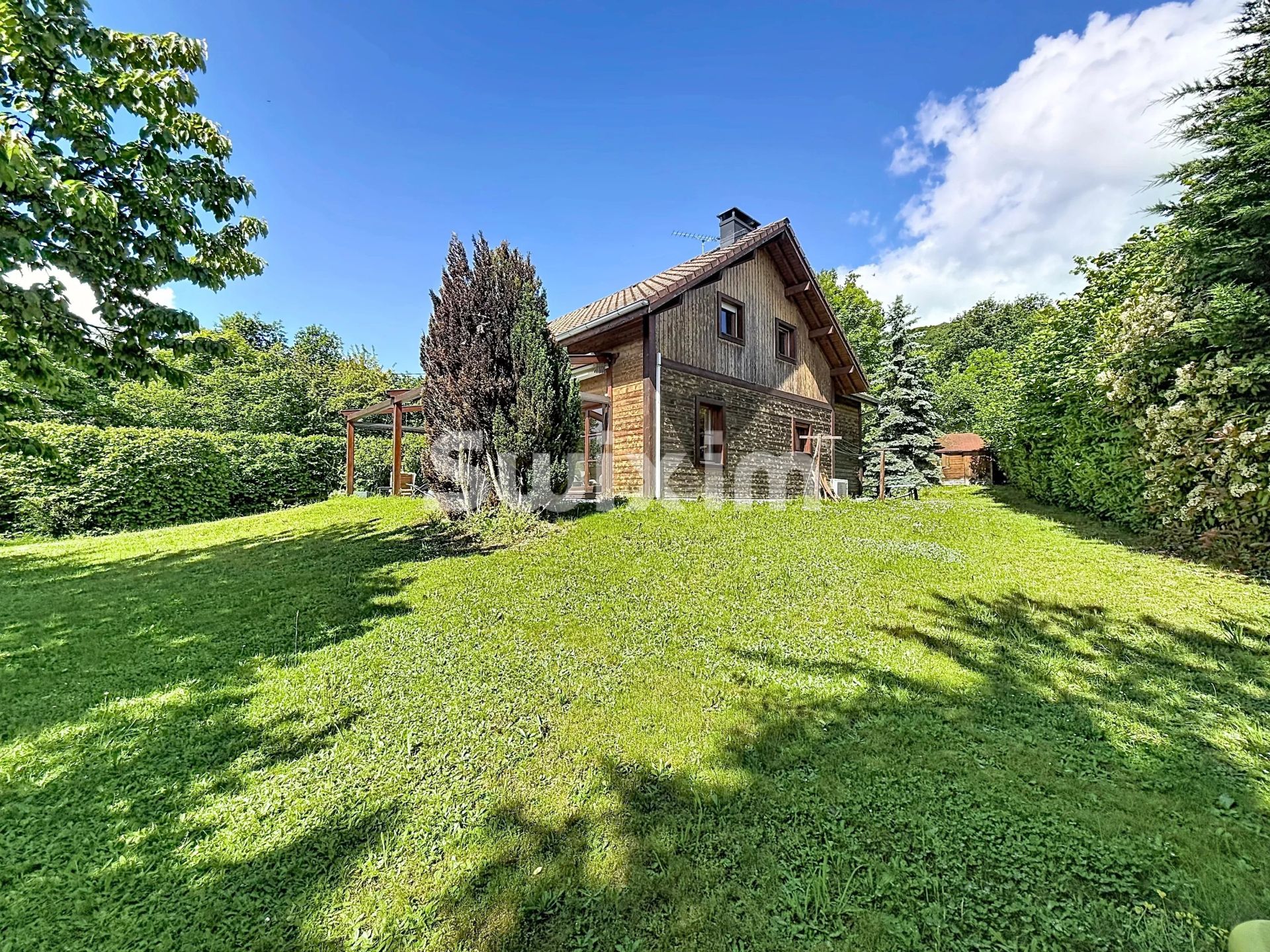 house 6 Rooms for sale on Grilly (01220)