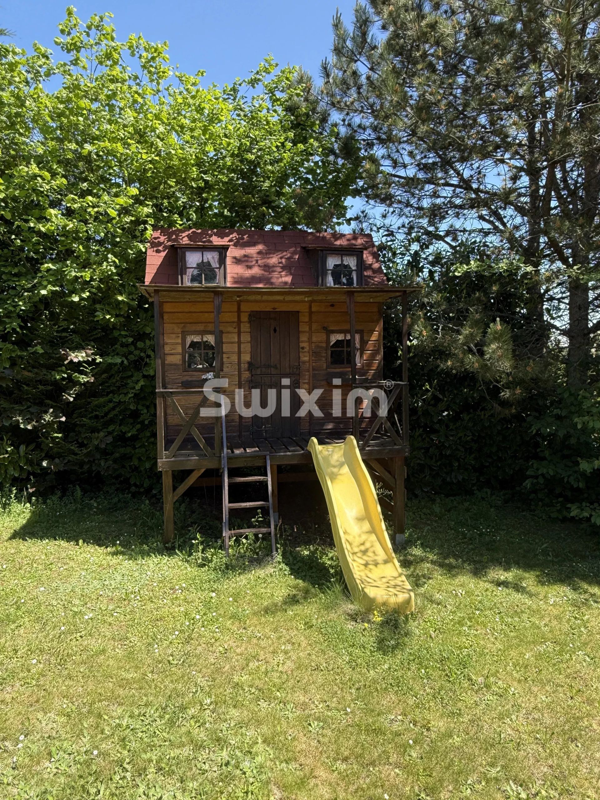 house 6 Rooms for sale on Grilly (01220)