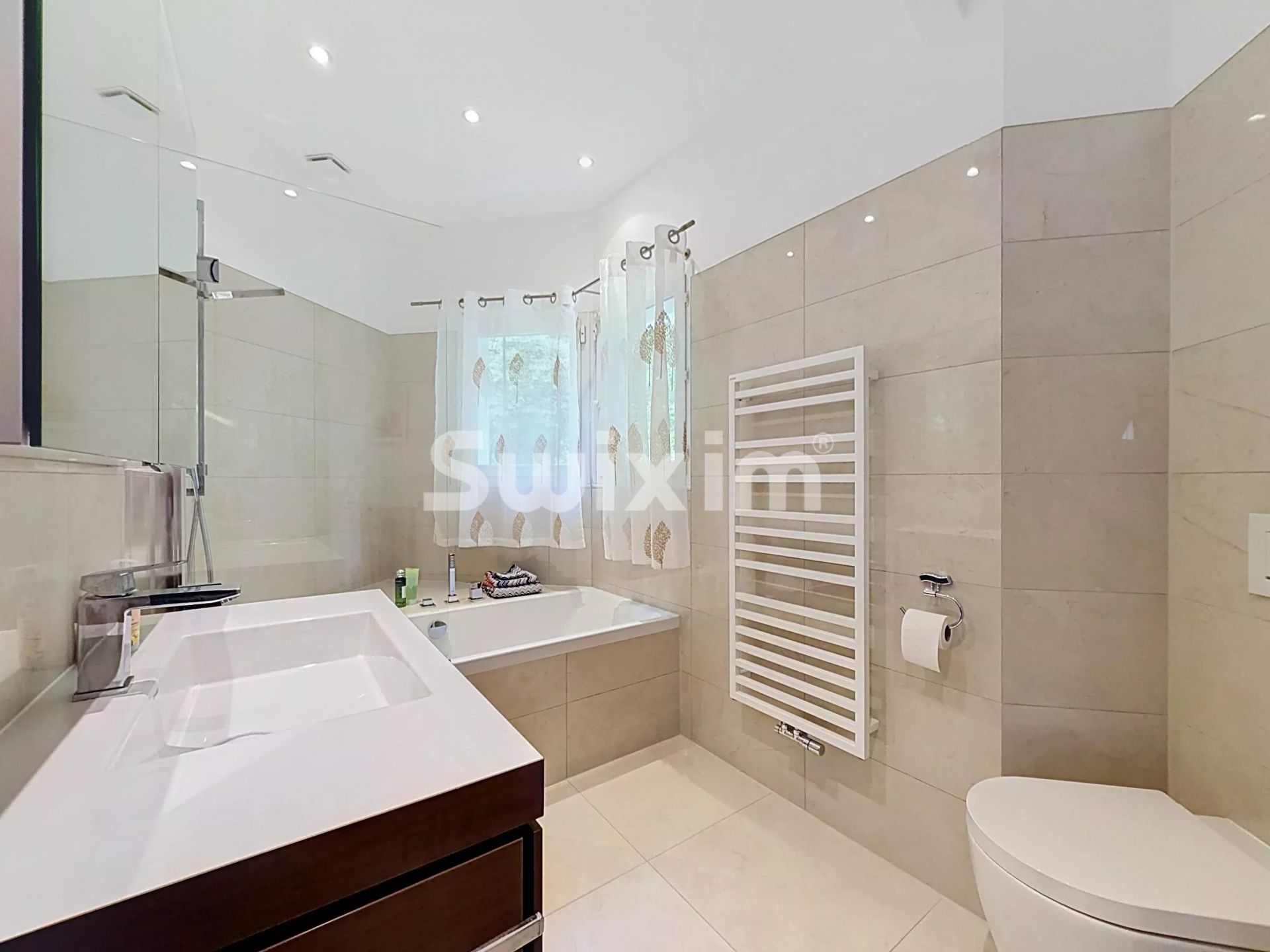 house 6 Rooms for sale on Échenevex (01170)