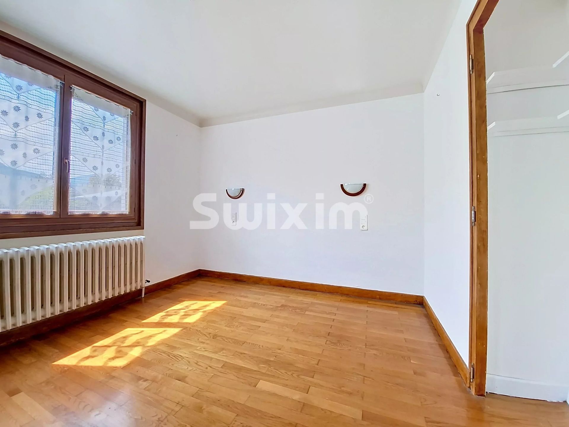 house 6 Rooms for sale on Cluses (74300)