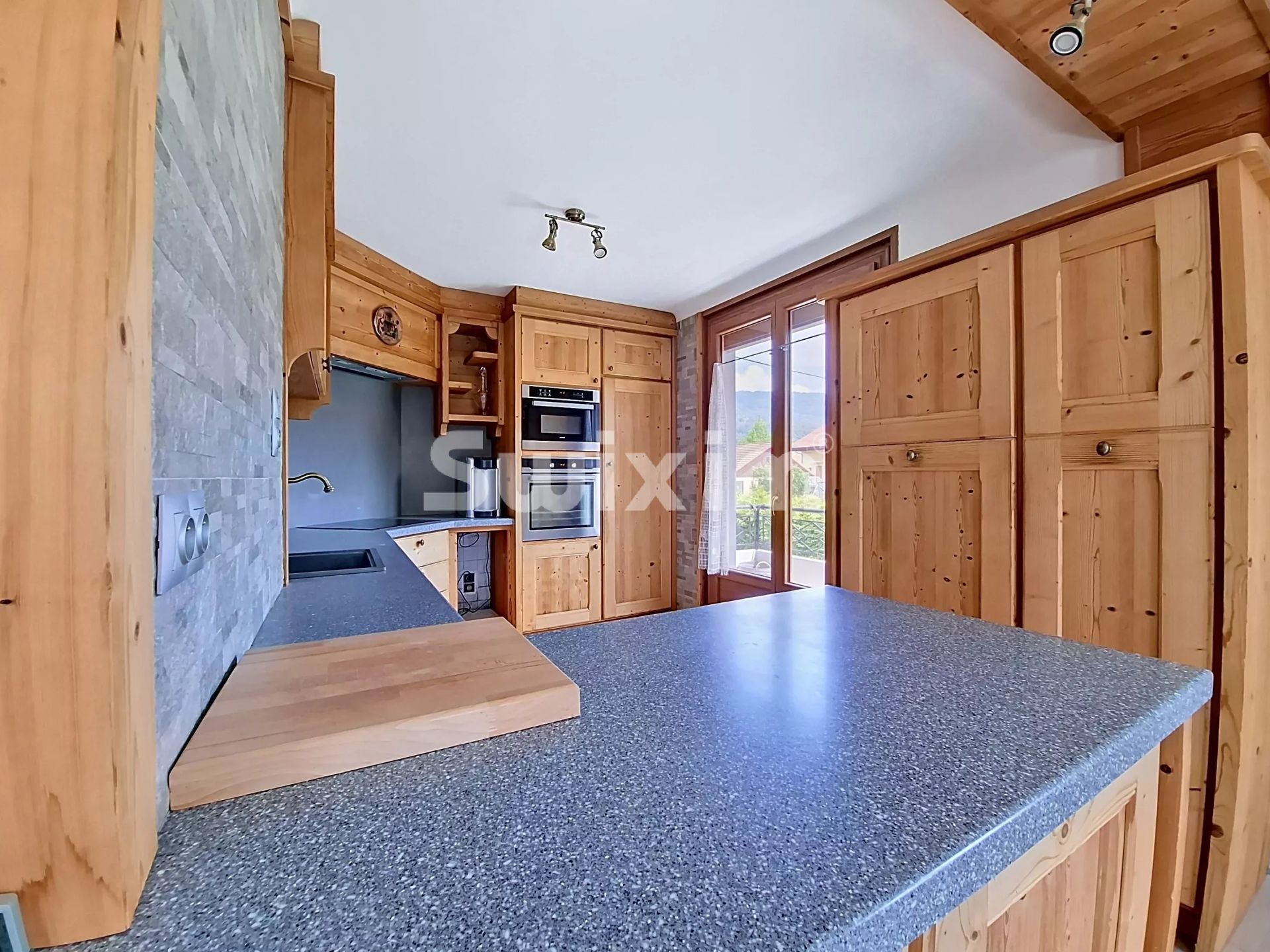 house 6 Rooms for sale on Cluses (74300)