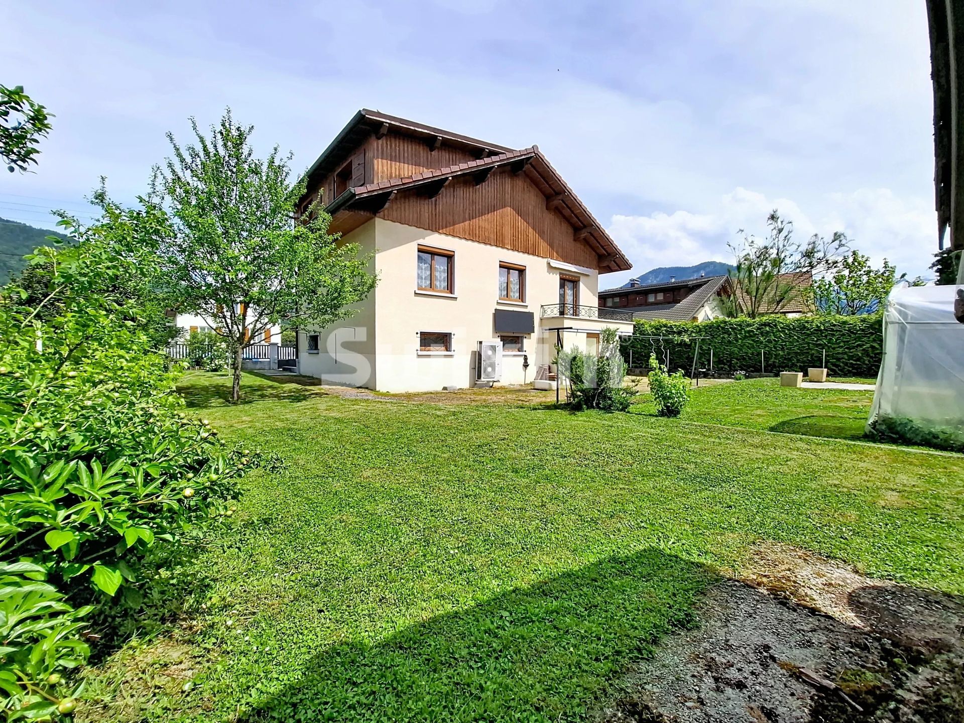 house 6 Rooms for sale on Cluses (74300)