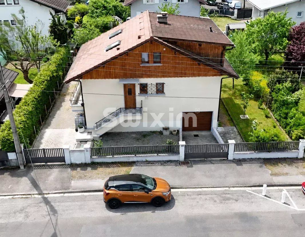 house 6 Rooms for sale on Cluses (74300)